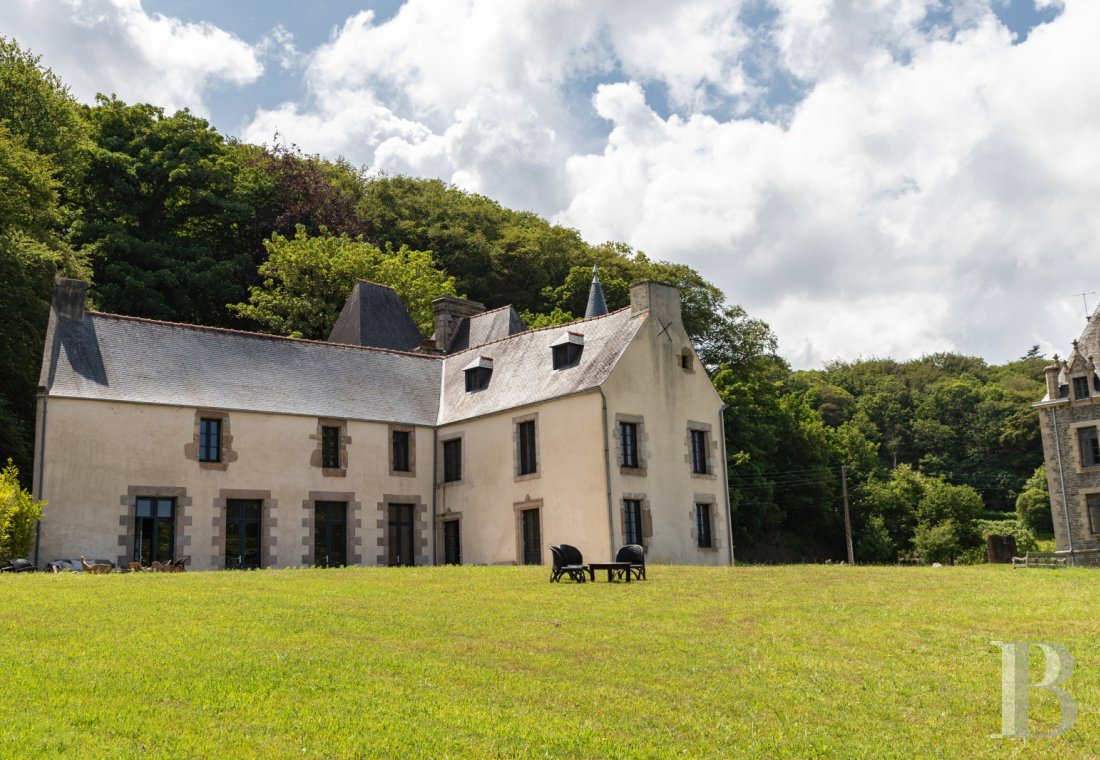 A set of two manor houses overlooks the Bay of Morlaix in Carantec on the north coast of Finistère - photo  n°32